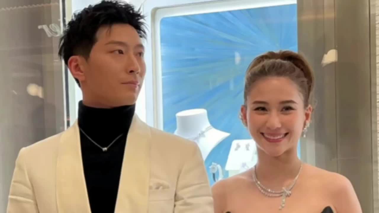 窦骁何超莲同框出席活动,挽手同行感情甜蜜,窦骁衣品遭吐槽