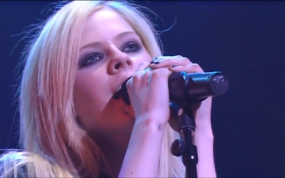 [图]Avril Lavigne - Anything but Ordinary Live [HD]