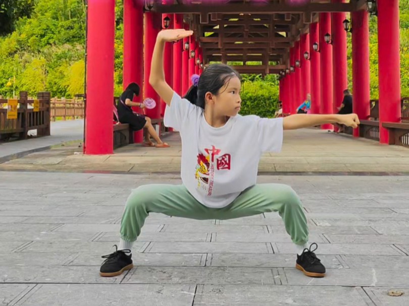 女孩硬气功图片