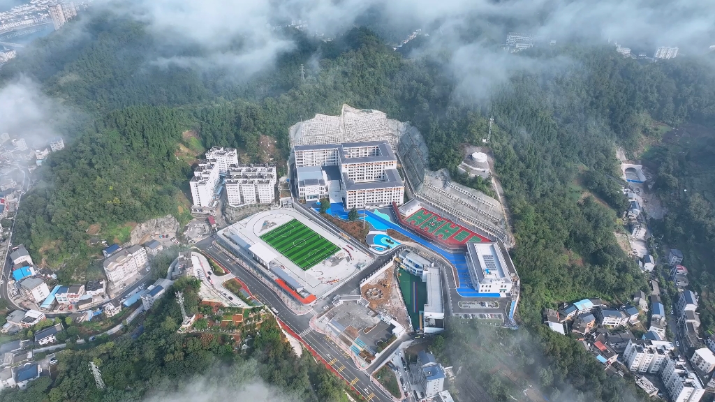 长阳龙舟坪中学