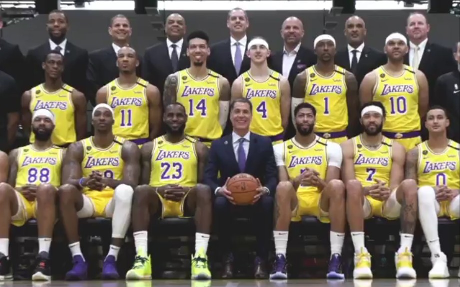 湖人队其乐融融合影