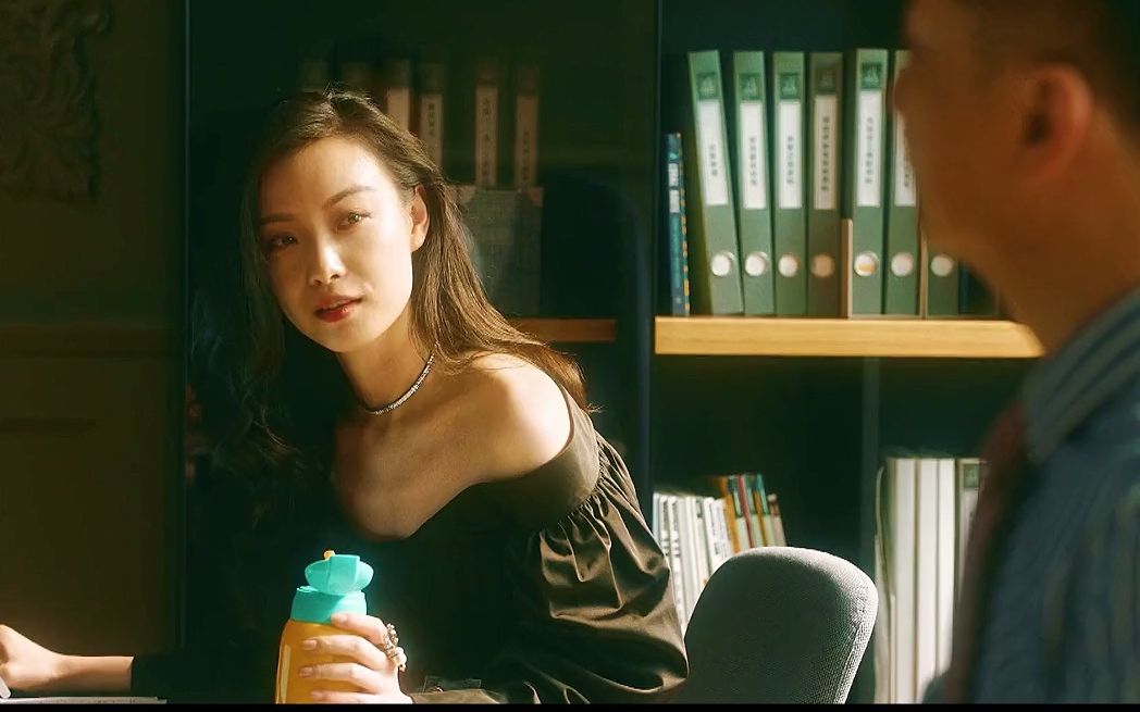 八卦范秘整蛊朱锁锁赤脚走工地 这招也太损了吧 哈哈哈_哔哩哔哩