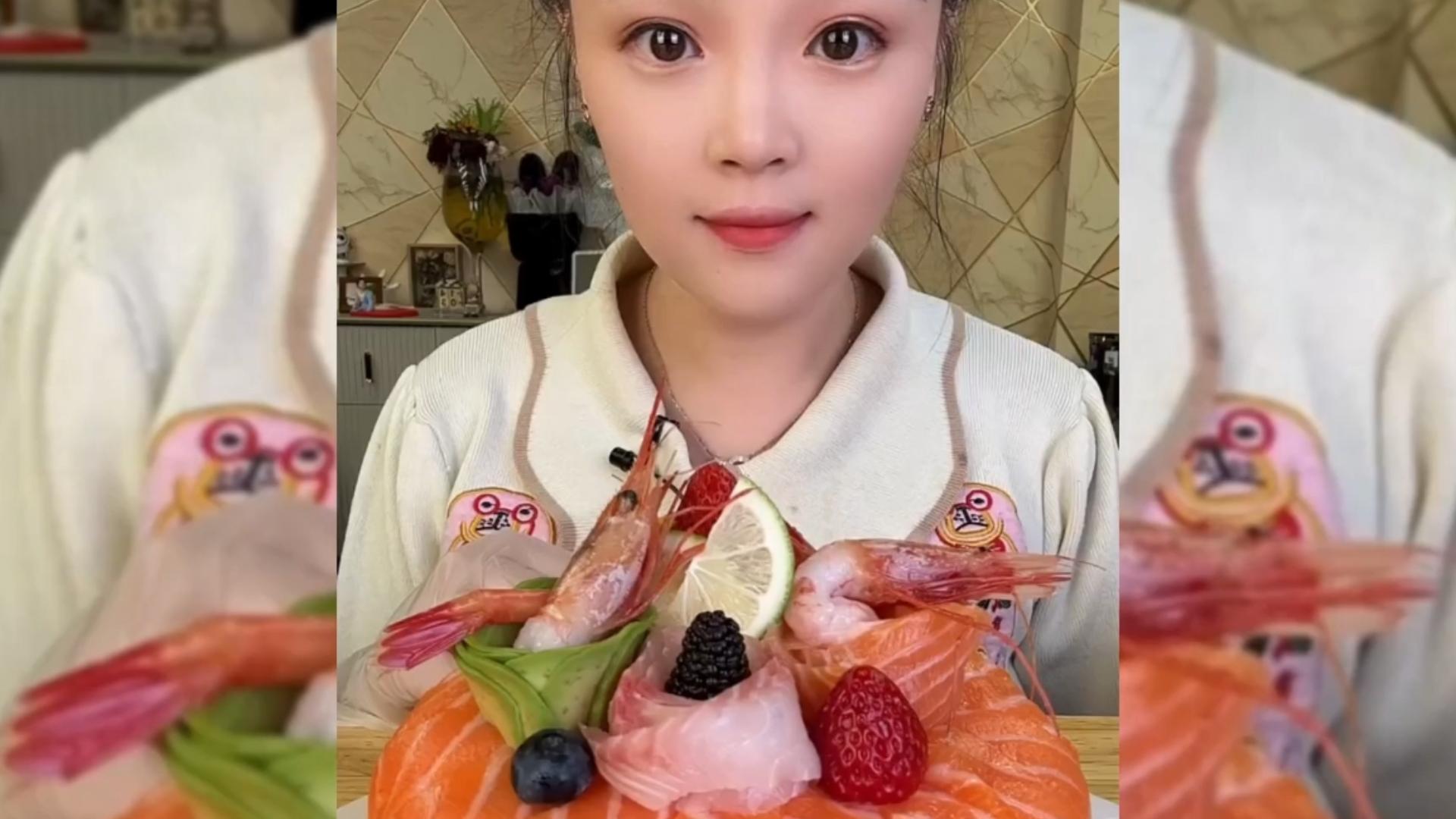 小鱼姐姐深夜吃三文鱼蛋糕,看着好舒服啊,干净又卫生!