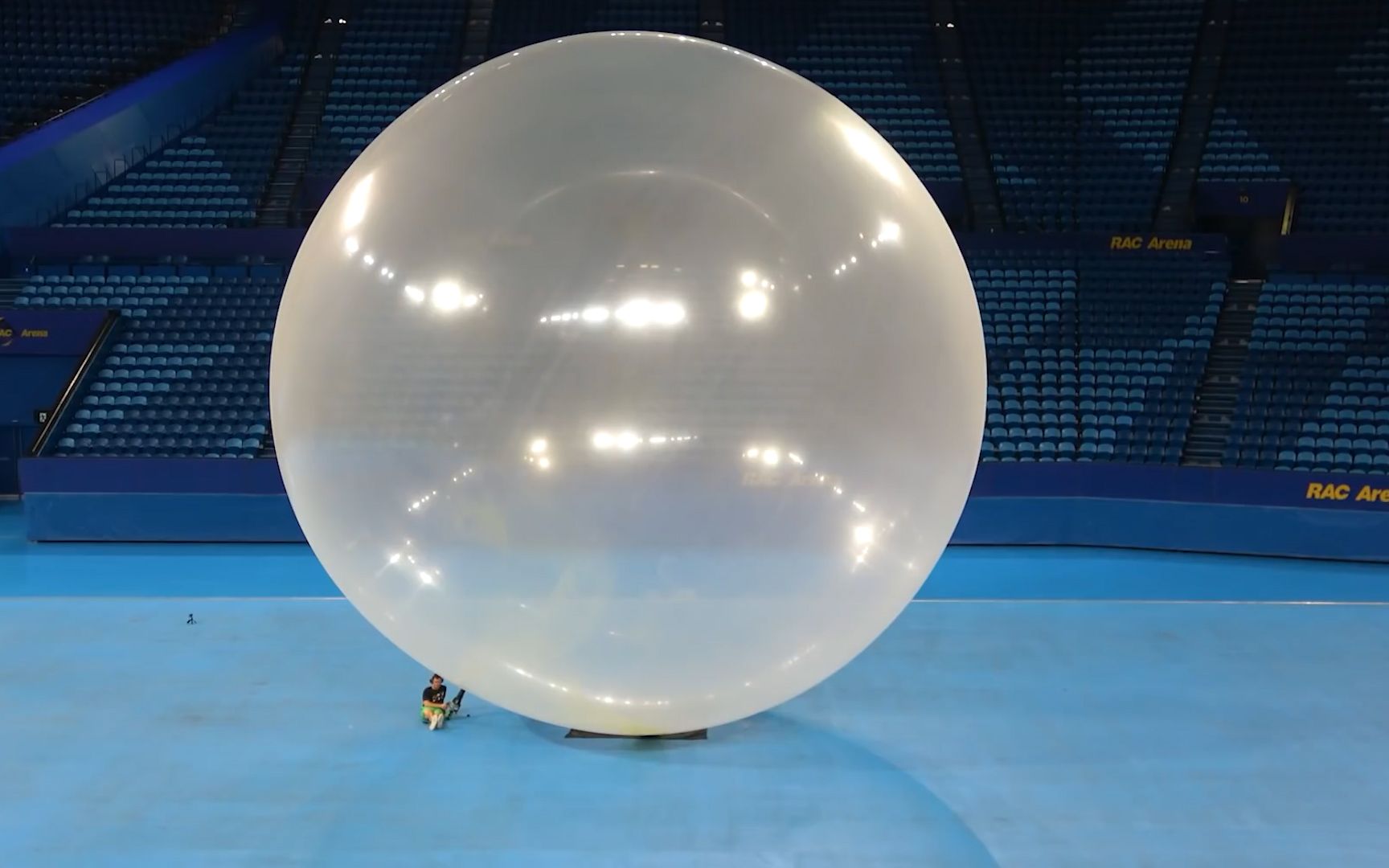 世界上最大的气球,吹到12米的高度,吹爆的瞬间有多壮观?