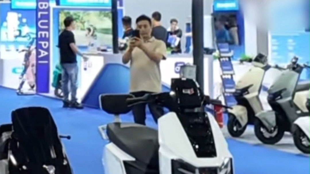 两轮电动车也能实现自动驾驶了？独自帮你取快递、自动避障、静止不倒，这样的电动车，你心动了吗？