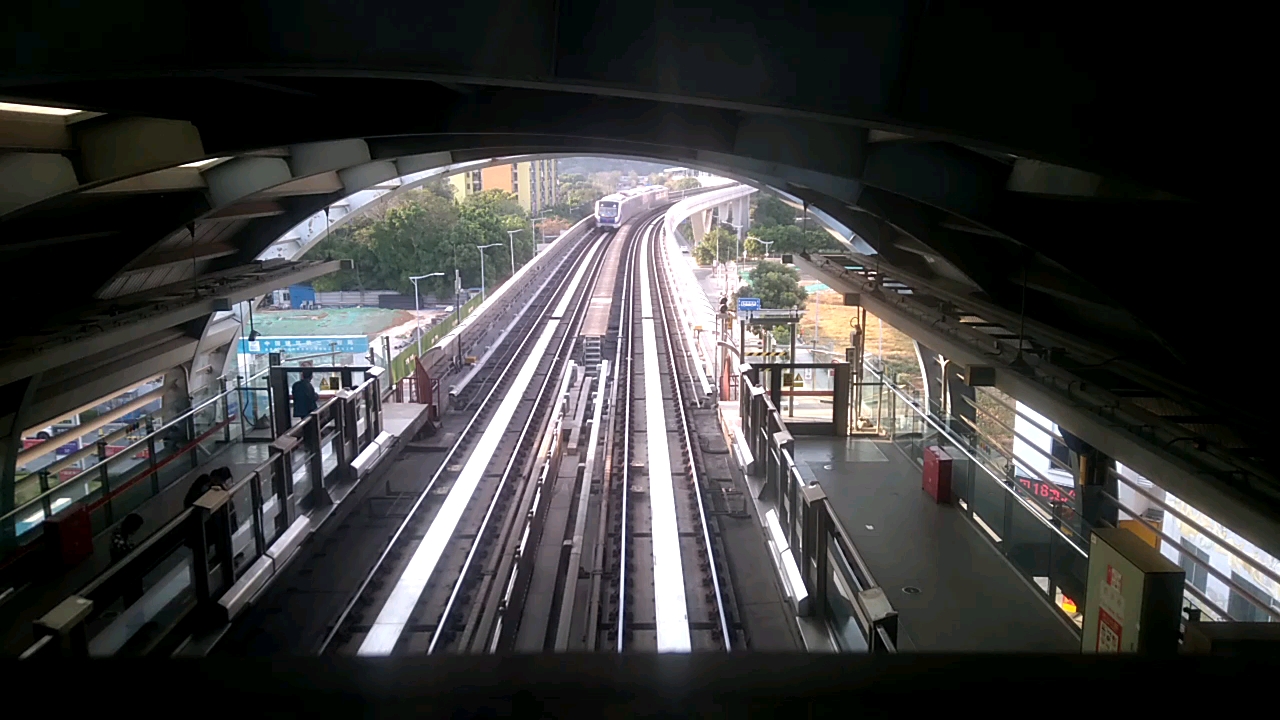 横沙站站内天桥看广州地铁6号线