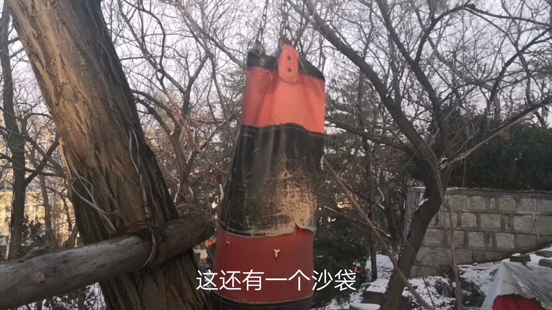 [图]雪中探险深山里的废弃防空洞，到底藏着怎样的秘密？为什么还有武林秘籍？