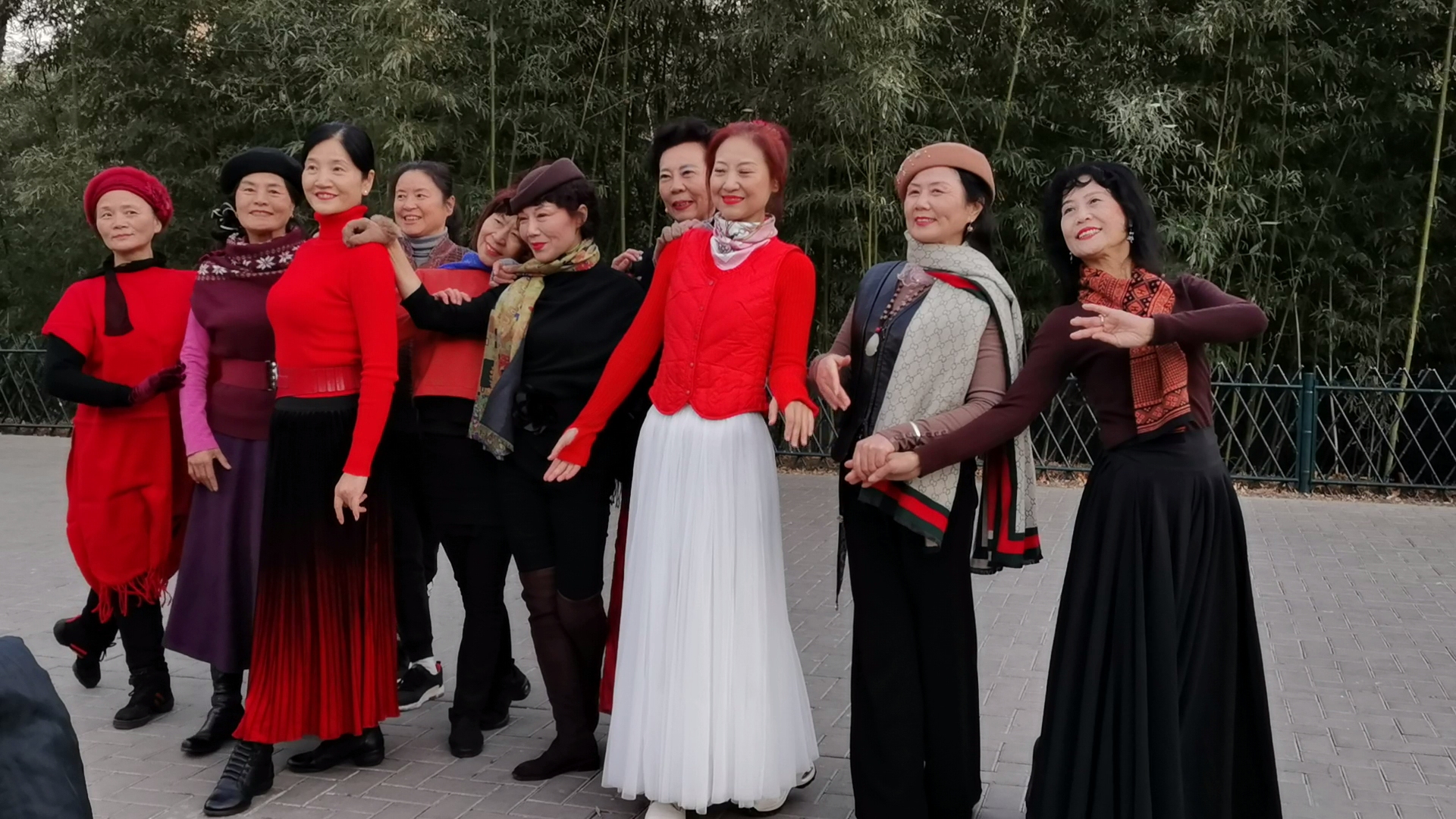 紫竹院广场舞《秋水伊人》,金泉杜老师领舞,凯璇加仑孙老师参演