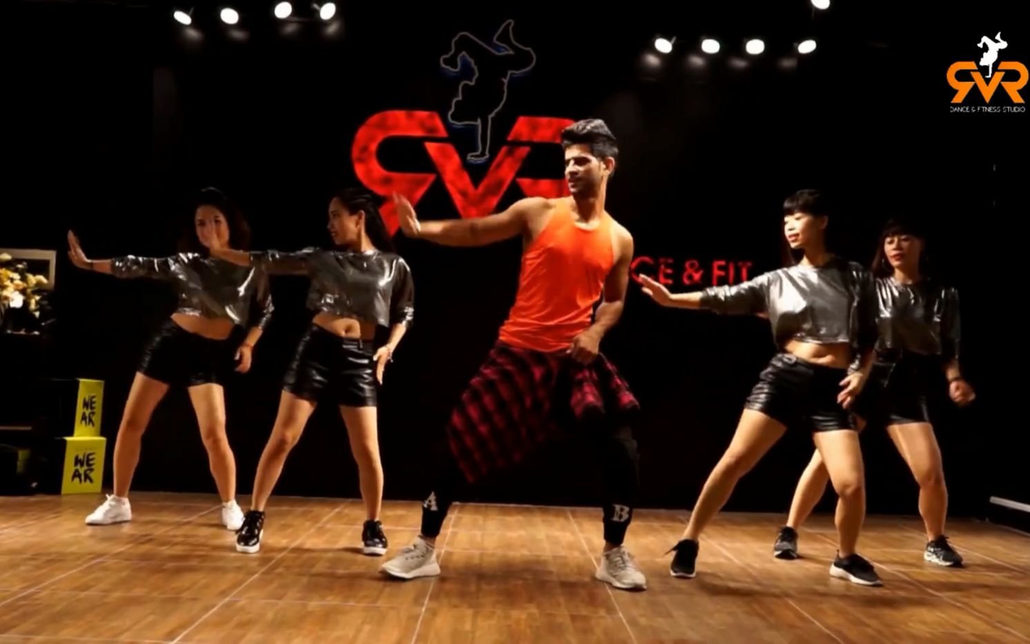 全场一起热舞尊巴一节课就能跳掉700卡路里