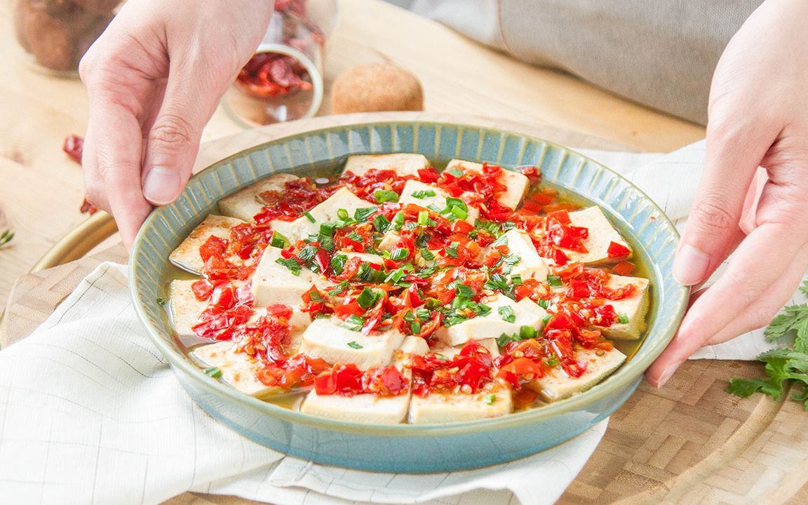 好吃到感觉前几年舌头都白长了的剁椒豉油蒸豆腐!