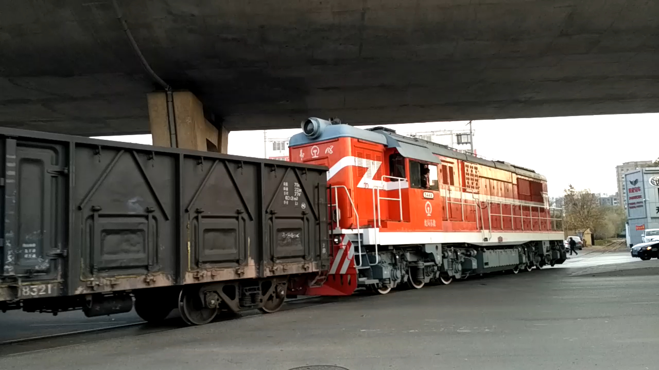 沈局苏段df7c5448号内燃机车牵引列车驶过沈阳沈大路铁路道口