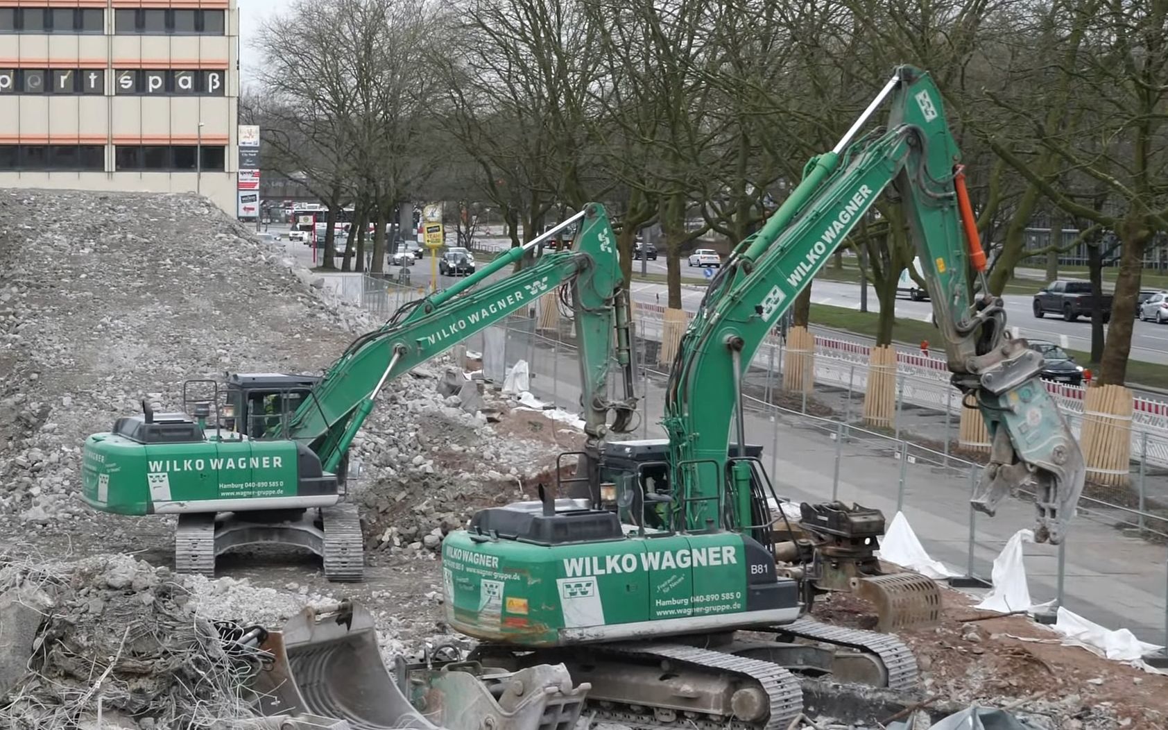 利勃海尔r960长臂挖掘机拆除建筑