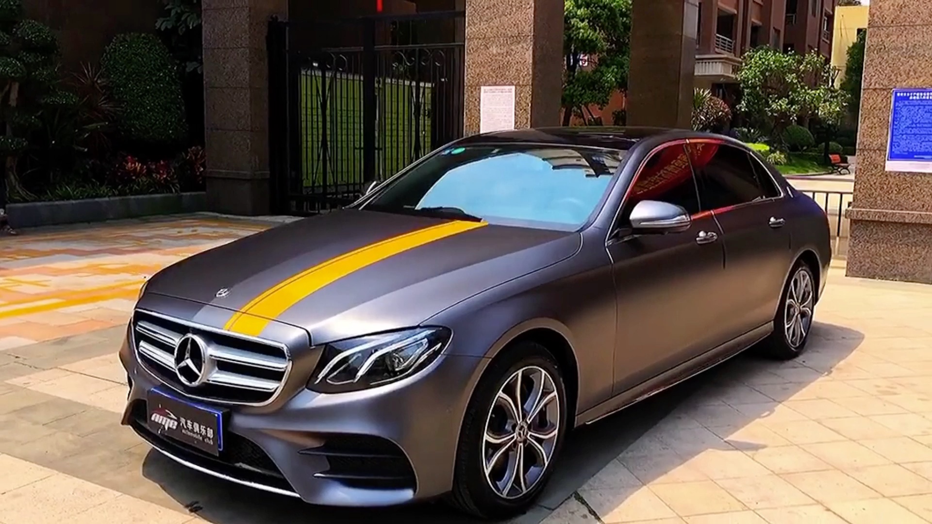 打造自己喜爱的个性车身颜色?奔驰e300l漆面电战斗灰改色贴膜