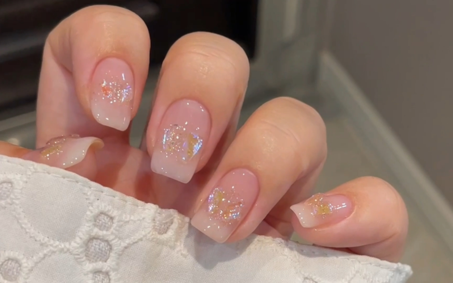 自学美甲教程 | 乳白渐变极光钻美甲