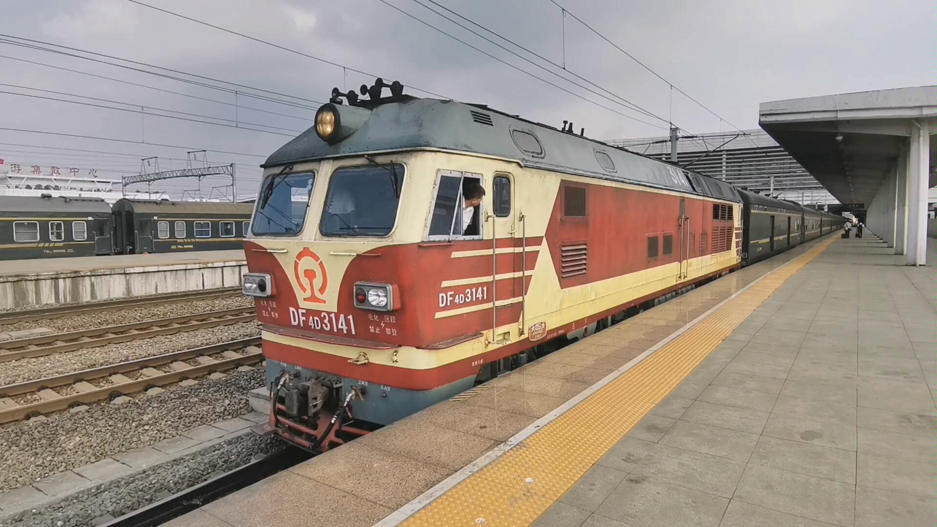 火车视频回忆杀61在欢送曲中花老虎牵引列车出站