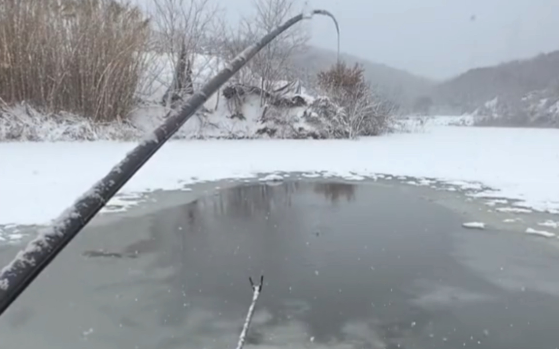 [图]男子独钓寒江雪，不冷不冷，只是手一直在抖