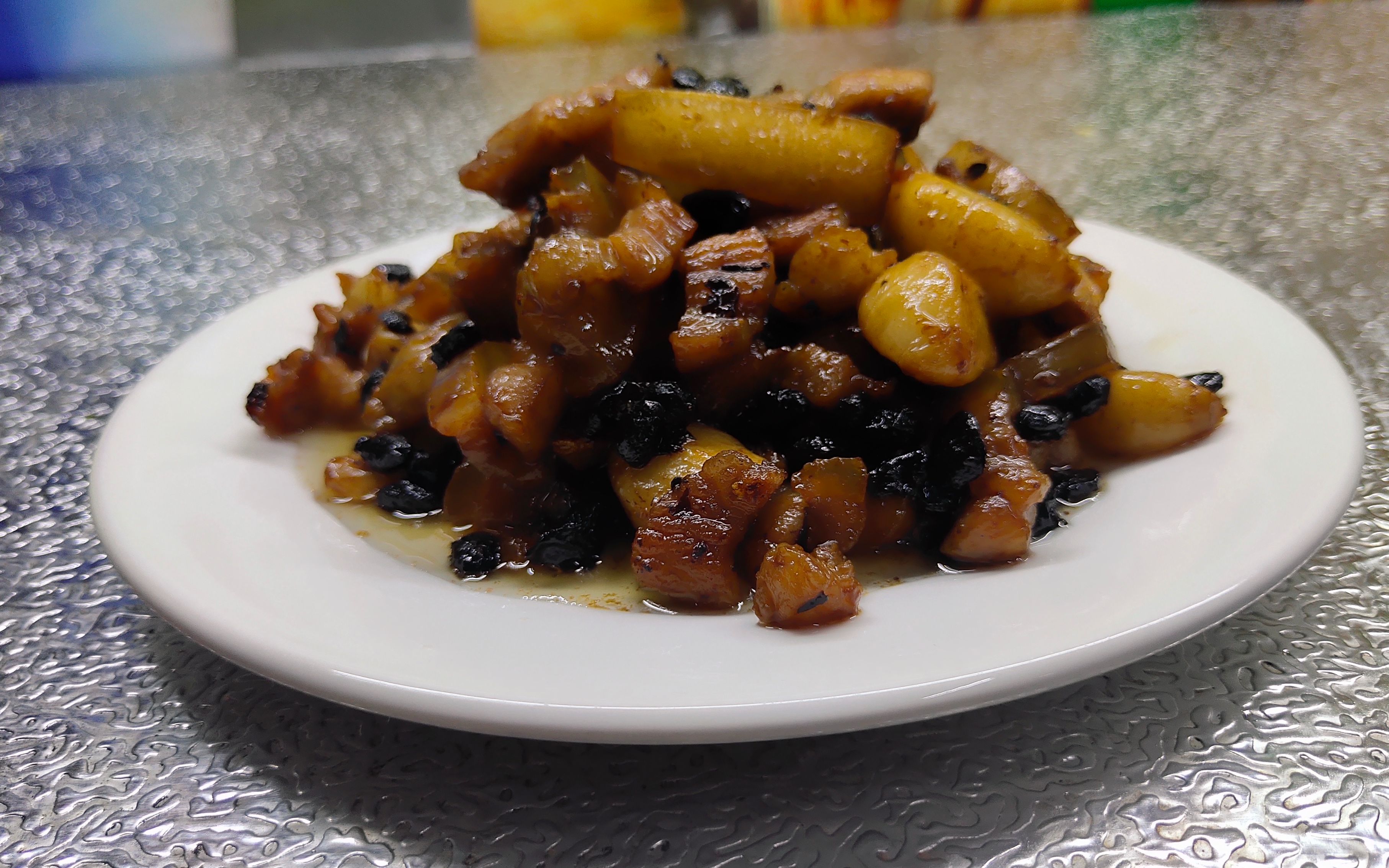 小的时候经常被馋哭的一道美食,蒜香豆豉焖猪肉,还是那个味道