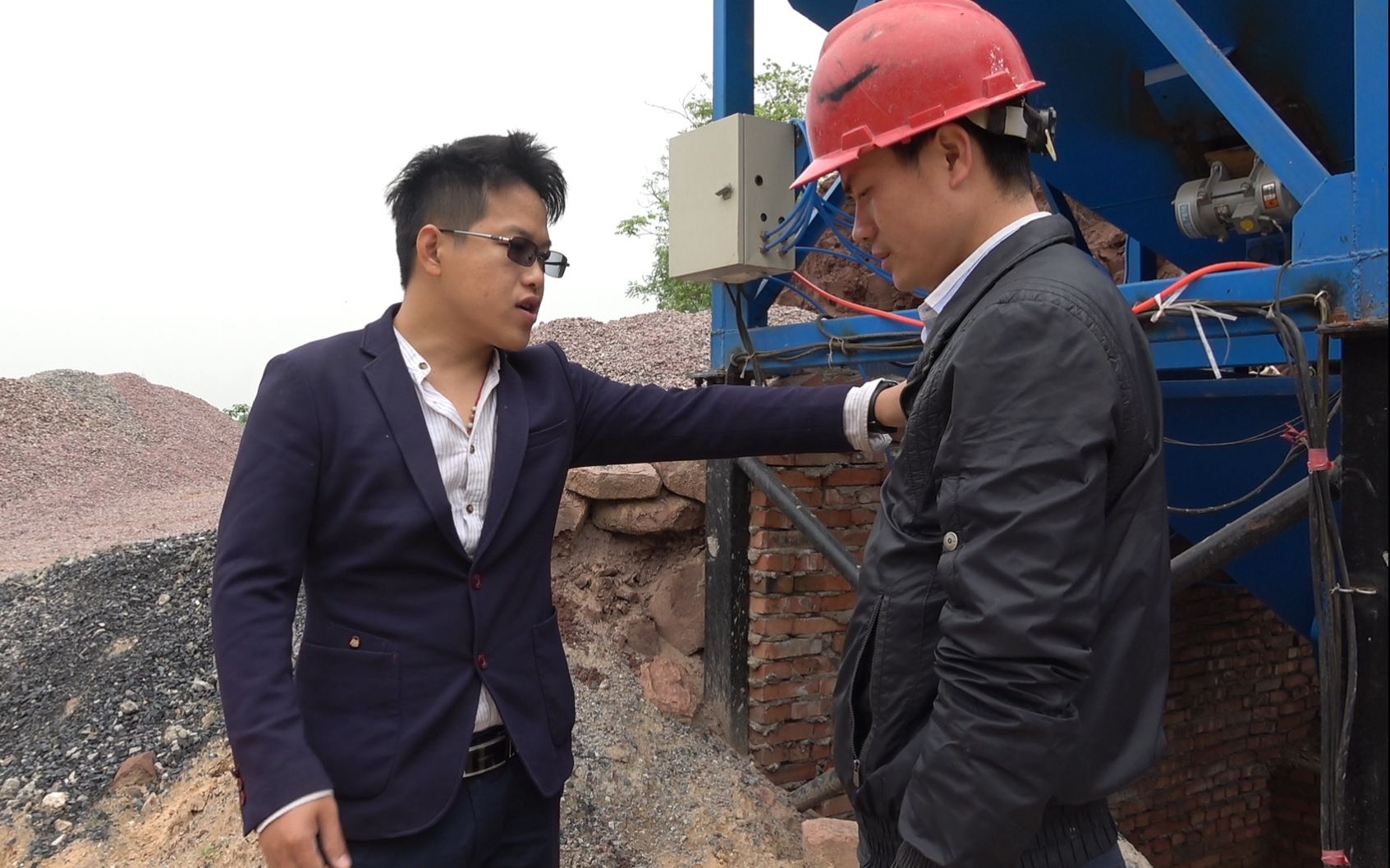 低调的老总在工地巧遇富二代同学,却遭到冷嘲热讽,结局大快人心