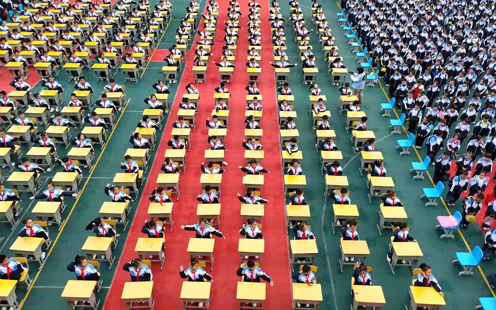 鹤鸣山小学《向上吧少年》课桌舞航拍一镜到底