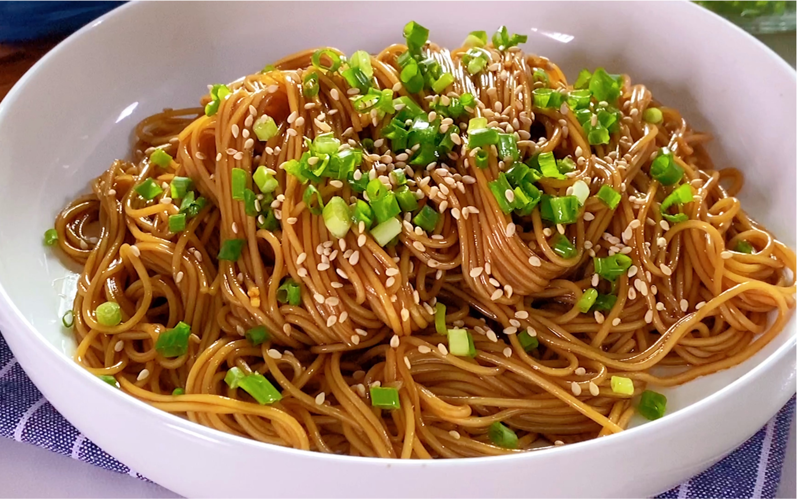 熬好这碗葱油汁,做一碗上海葱油拌面,简直太香了,周末安排起来