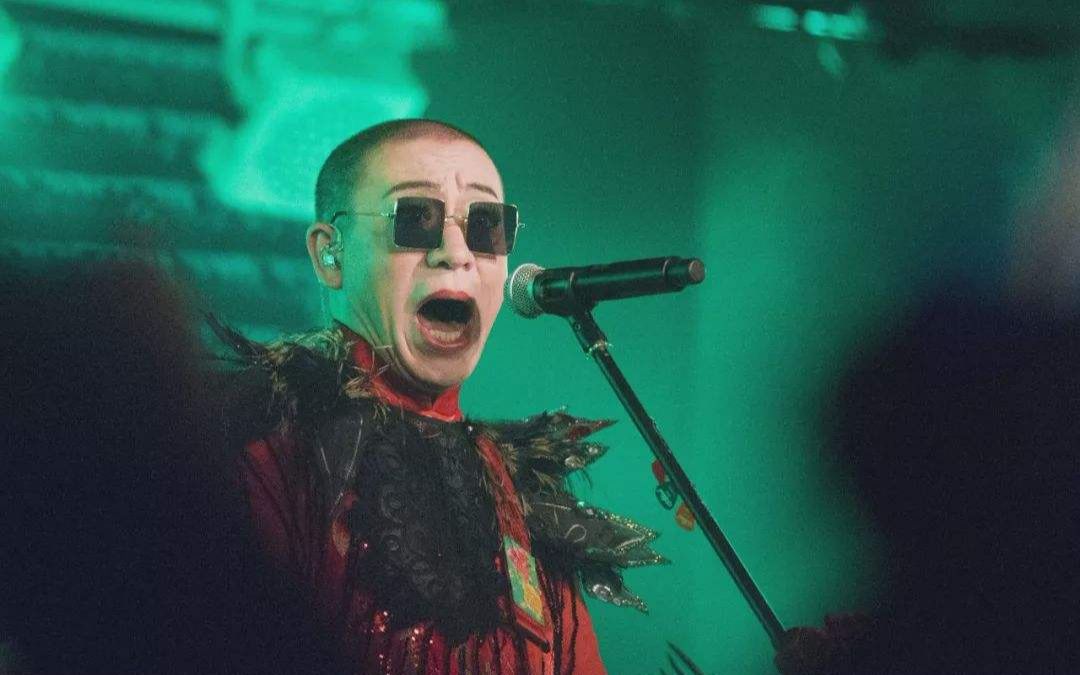 中国唯一的摇滚教母将二人转与摇滚乐结合现场太嗨了