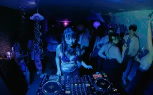 Télécharger la video: Pride Anthems Club Mix at a New York Basement Party  Tinzo