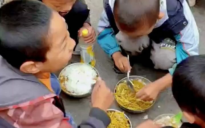 [图]当你在埋怨饭菜不好吃的时候，你再看看大山里的孩子吧