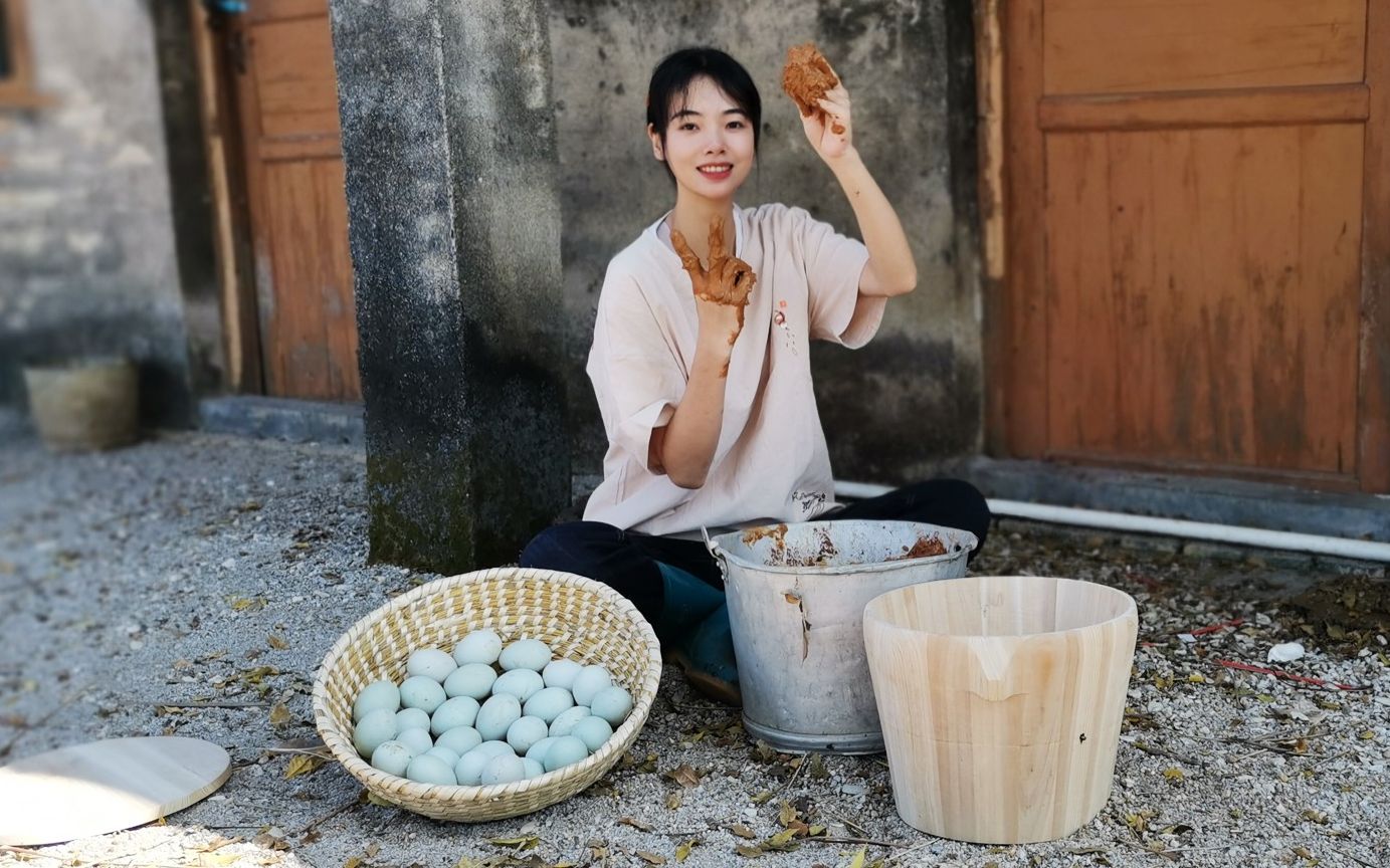 [图]红树林里的海鸭蛋！北海姑娘古法腌制，起沙冒油满嘴香！