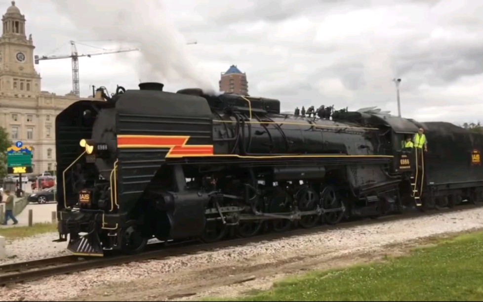 2019年,美国购买的前进型蒸汽机车6988号缓慢行驶过道口(该车现已封存