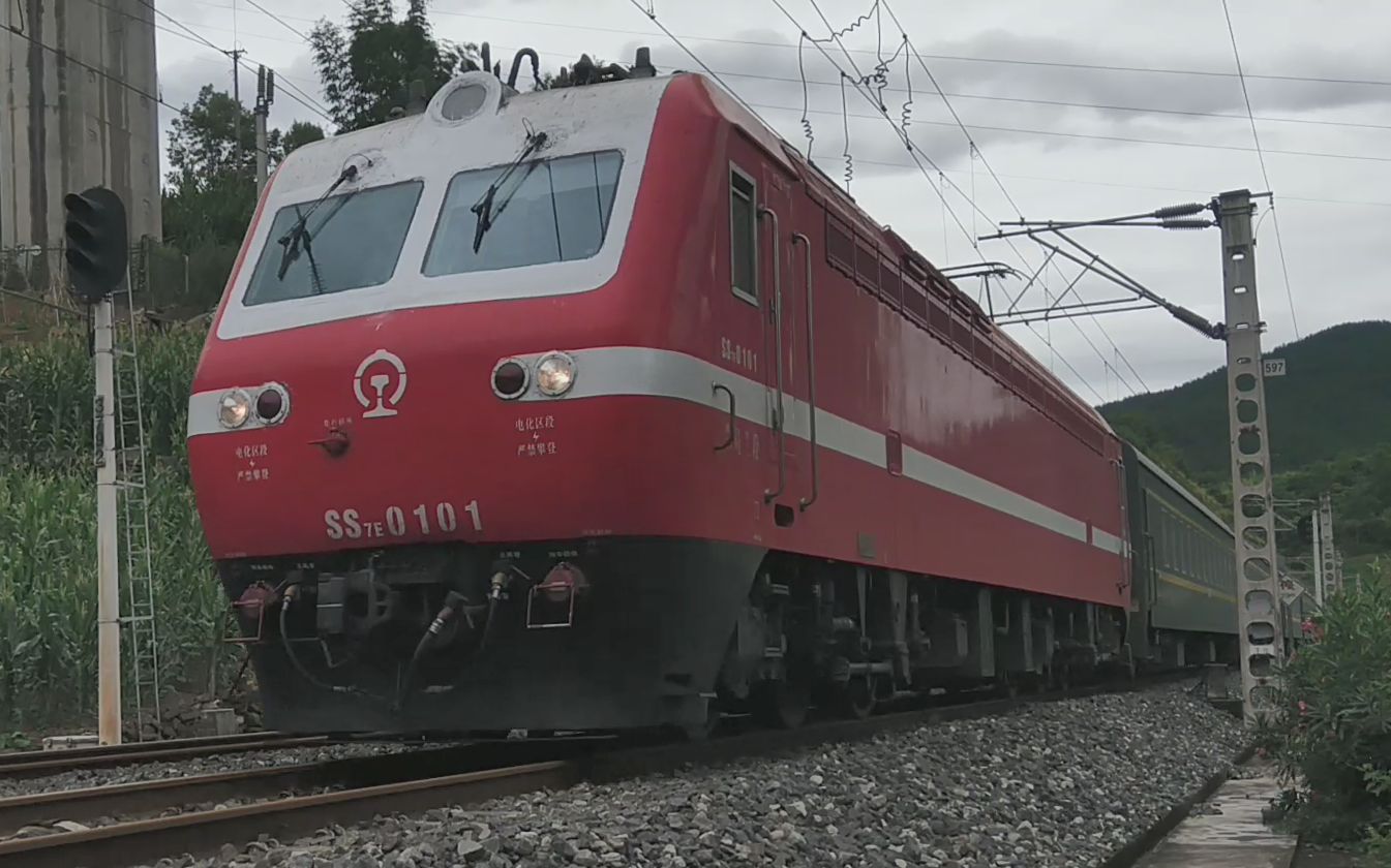 ss7e0101兰局兰段k2615兰州-成都通过剑阁县西成高铁跨宝成线处(下行k