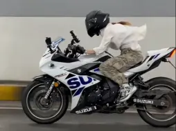 Video herunterladen: gsx250r，冰川白，我永远的心头爱