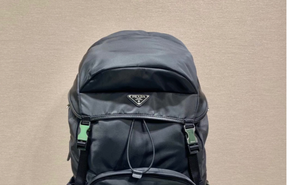 说一下原单prada普拉达新款登山包952vz0909393这款背包颇具
