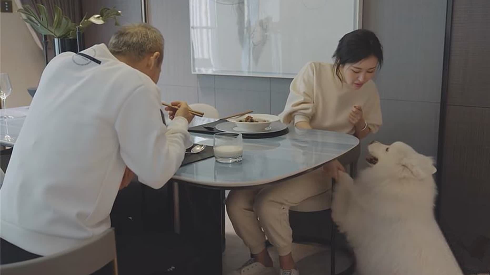 田朴珺吃饭都要逗她的狗,有谁注意到王石的表情,一看就不想让养