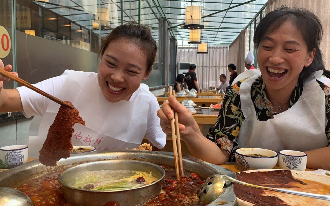 秋妹今天下馆子吃火锅,花366元吃各种牛肉,麻辣鲜香,4人吃嗨了