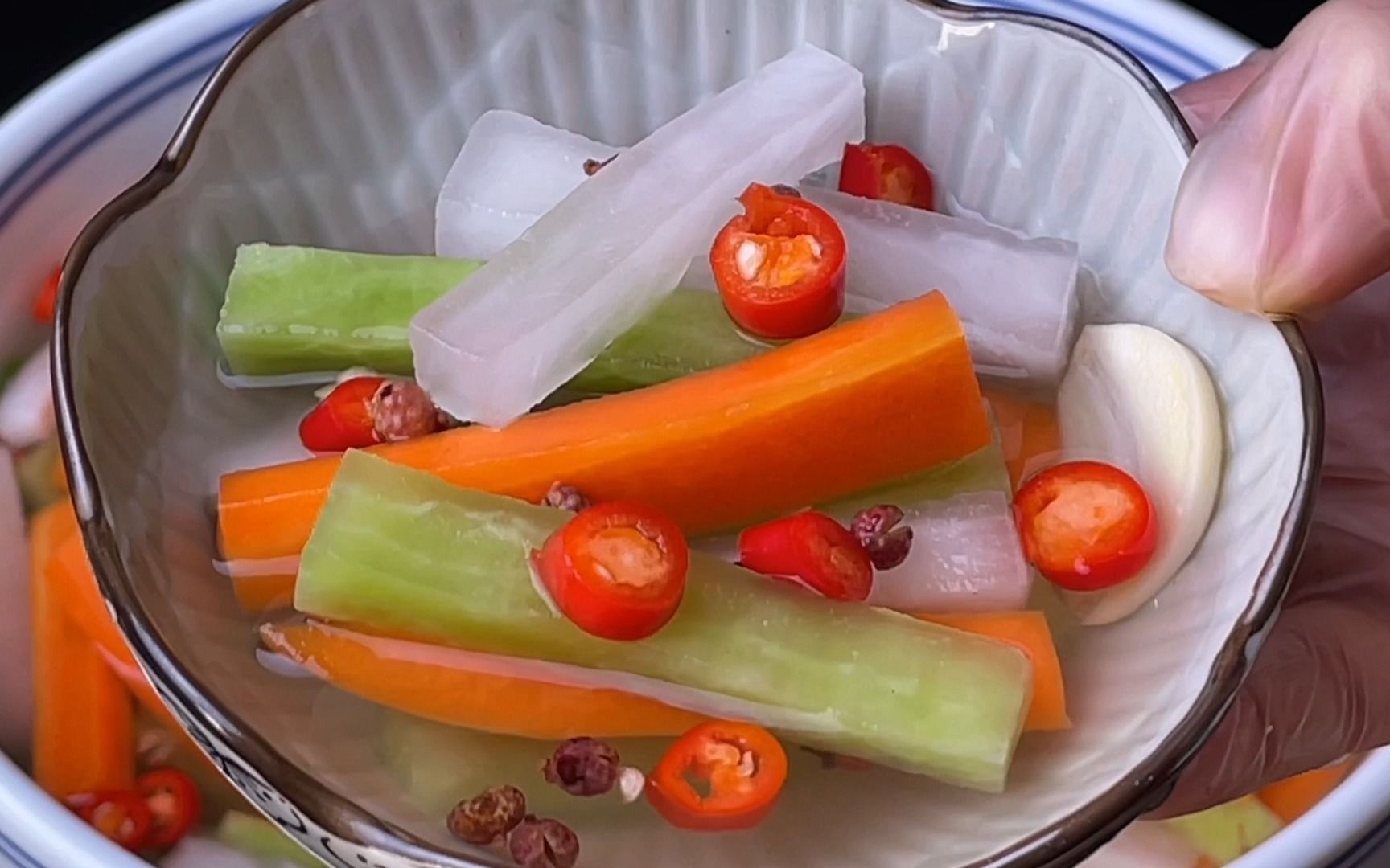 太简单了，家常酸甜泡萝卜的腌制方法及步骤！