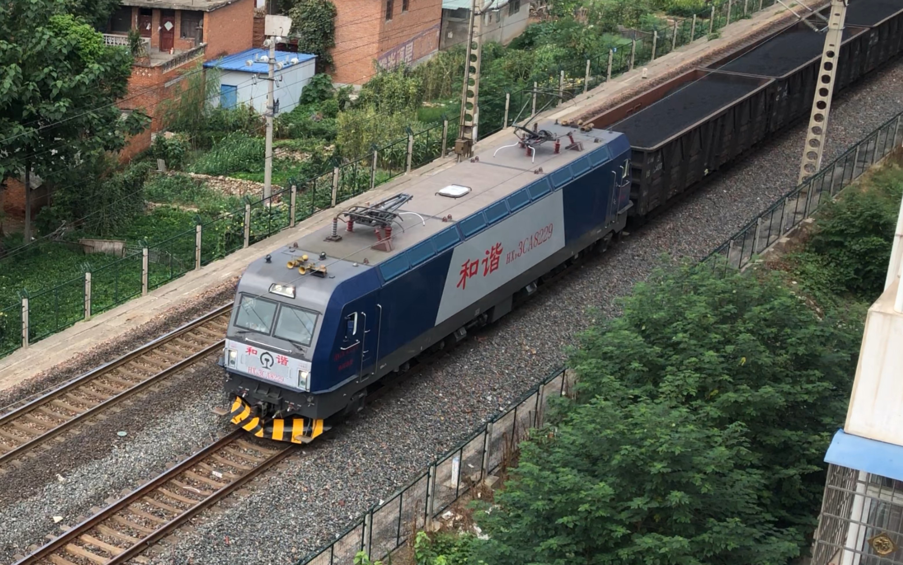 郑局洛段hxd3ca牵引货列通过邓州站