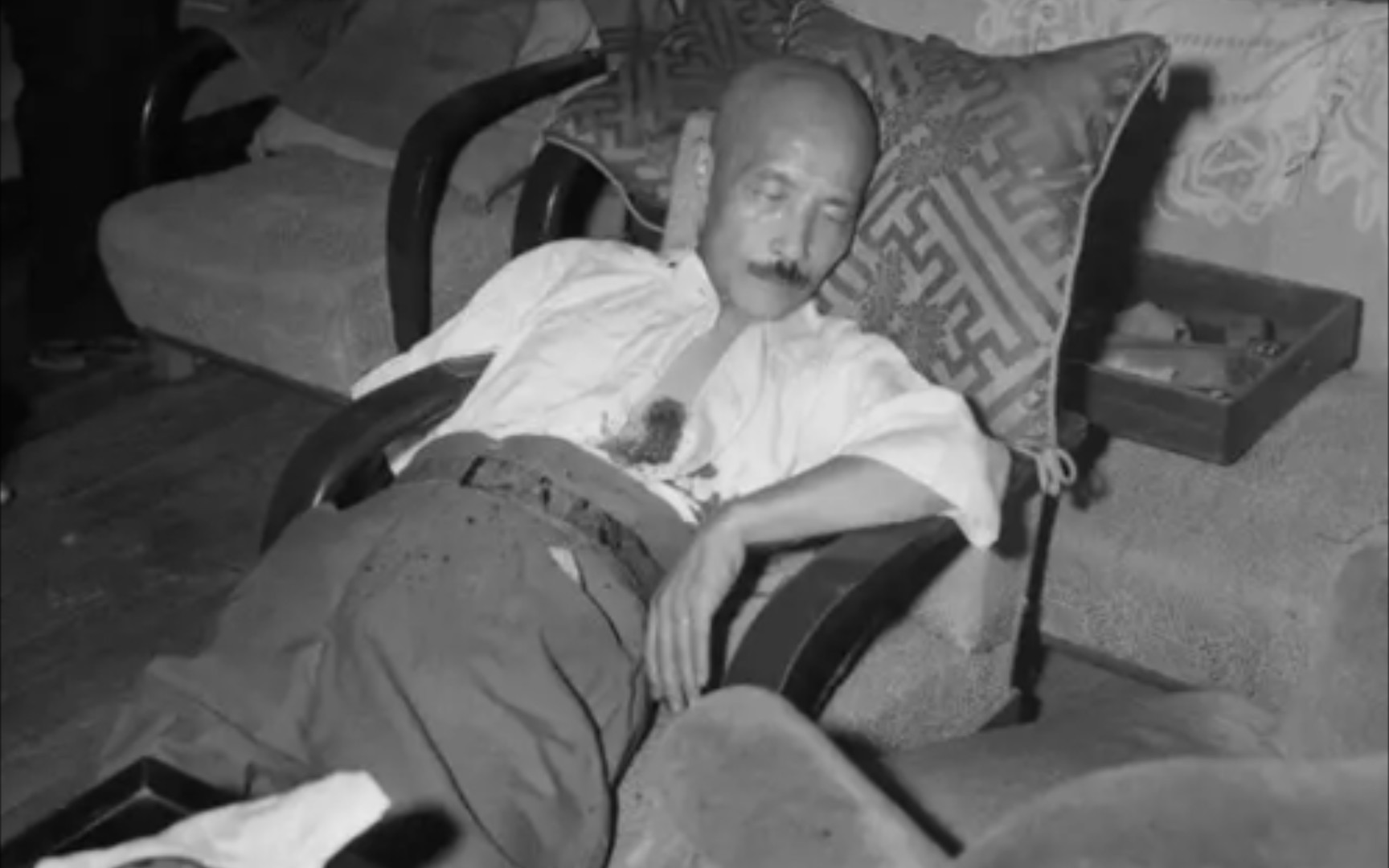 东条英机伏法影像饮弹自杀却被救活65岁验明正身送上绞刑架被美军焚尸