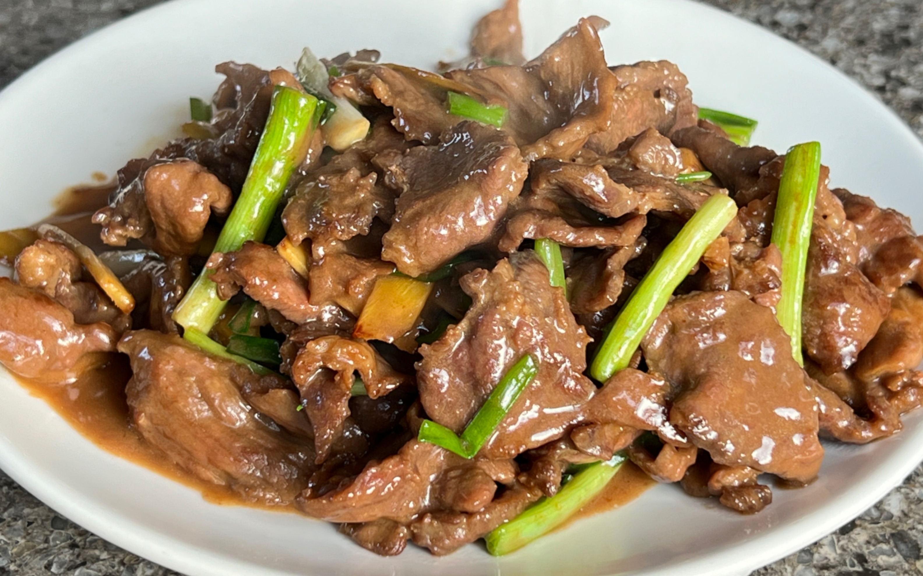 香喷喷的姜葱炒牛肉,做法简单,好吃又营养,学会你也是大厨