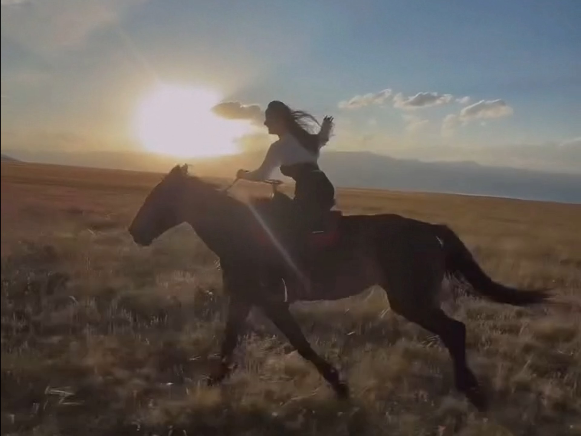 袁冰妍 骑马还是得看袁冰妍,肆意明媚,策马奔腾!