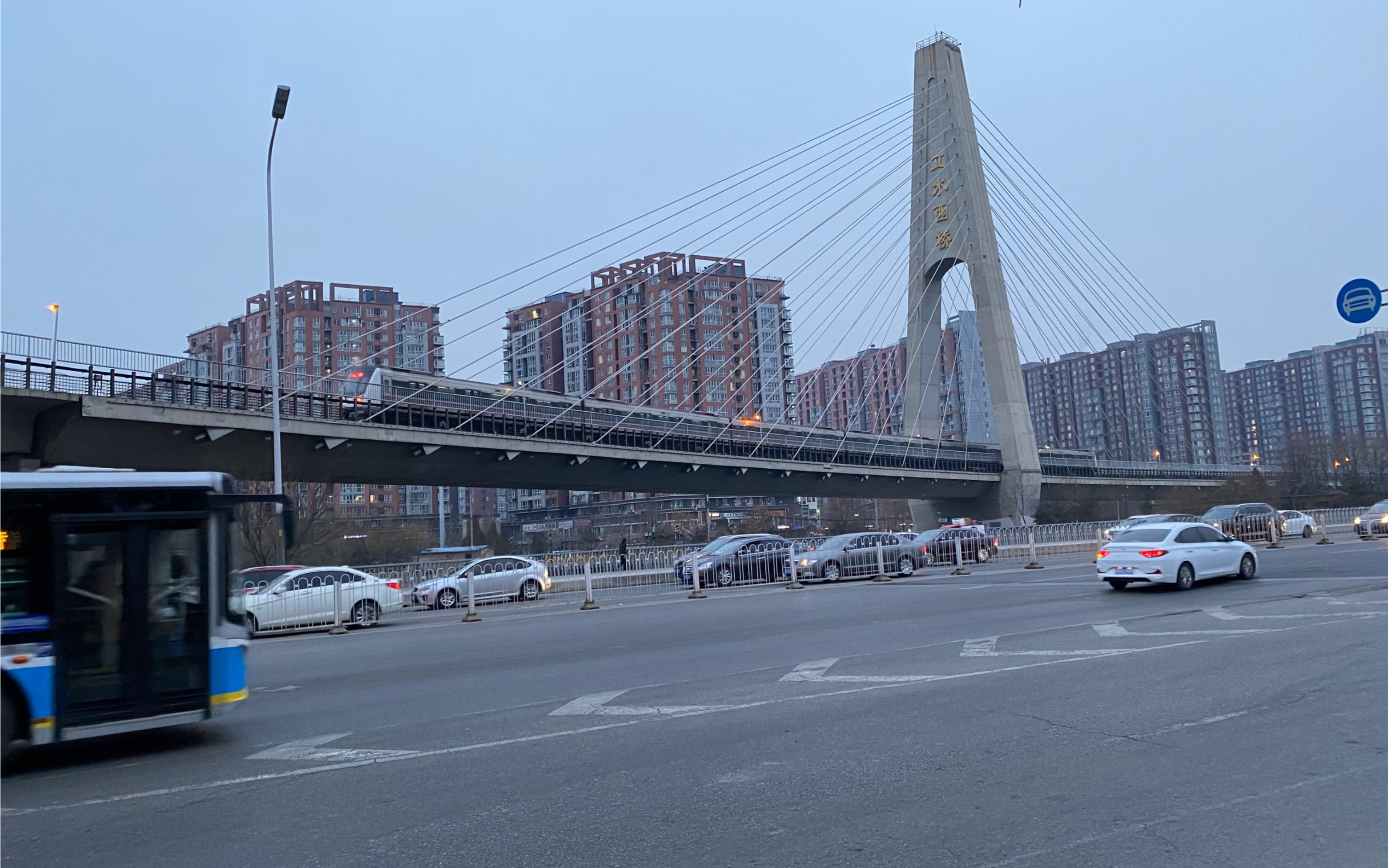 北京地铁5号线驶过立水西桥