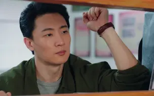 小伙在银行耍无赖，一元一元的取钱，终于把行长逼了出来