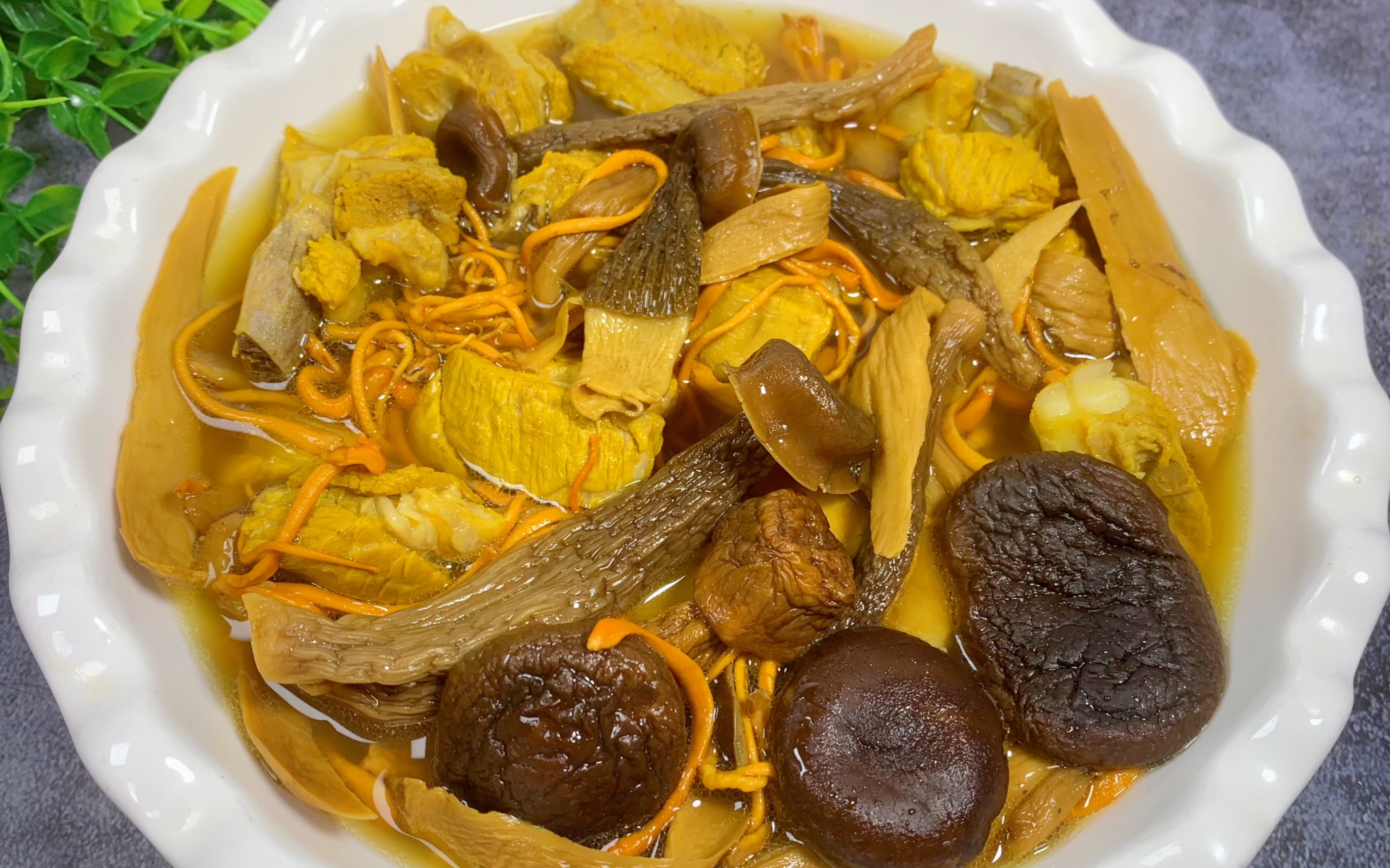 夏天多喝汤,试试这个菌菇排骨汤,汤鲜味美,营养丰富,全家老小都爱喝