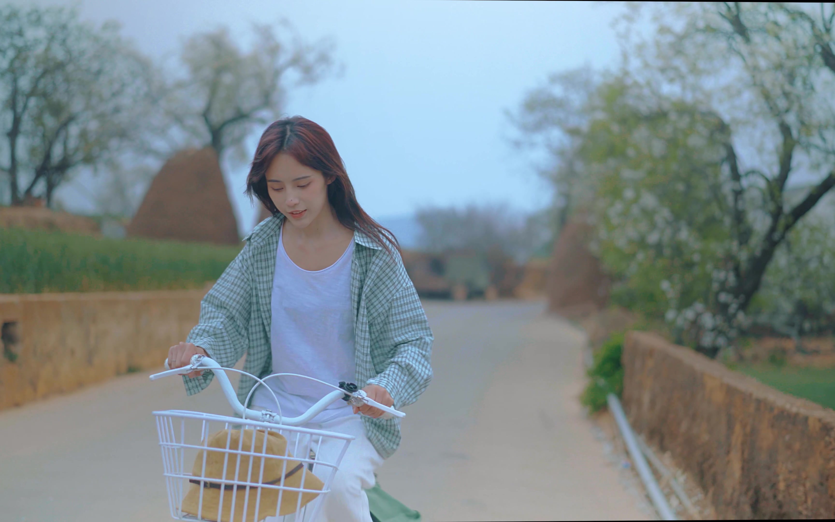 骑车女孩a7m355mmf18拍摄