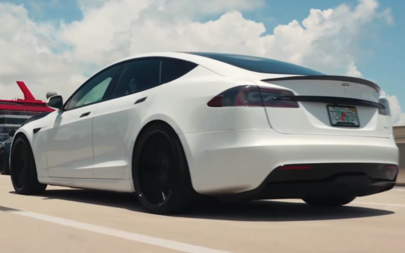 特斯拉model x plaid 鸥翼门