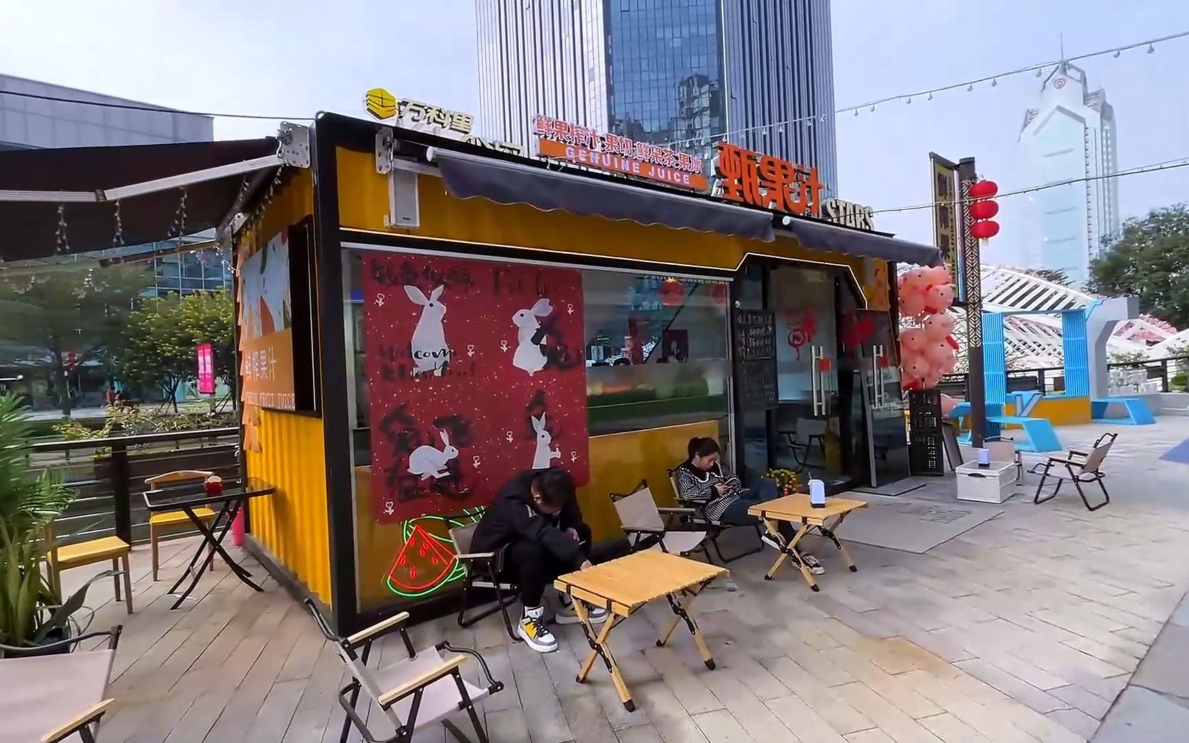 谁说集装箱就不可以做水果店的,这不就是吗?