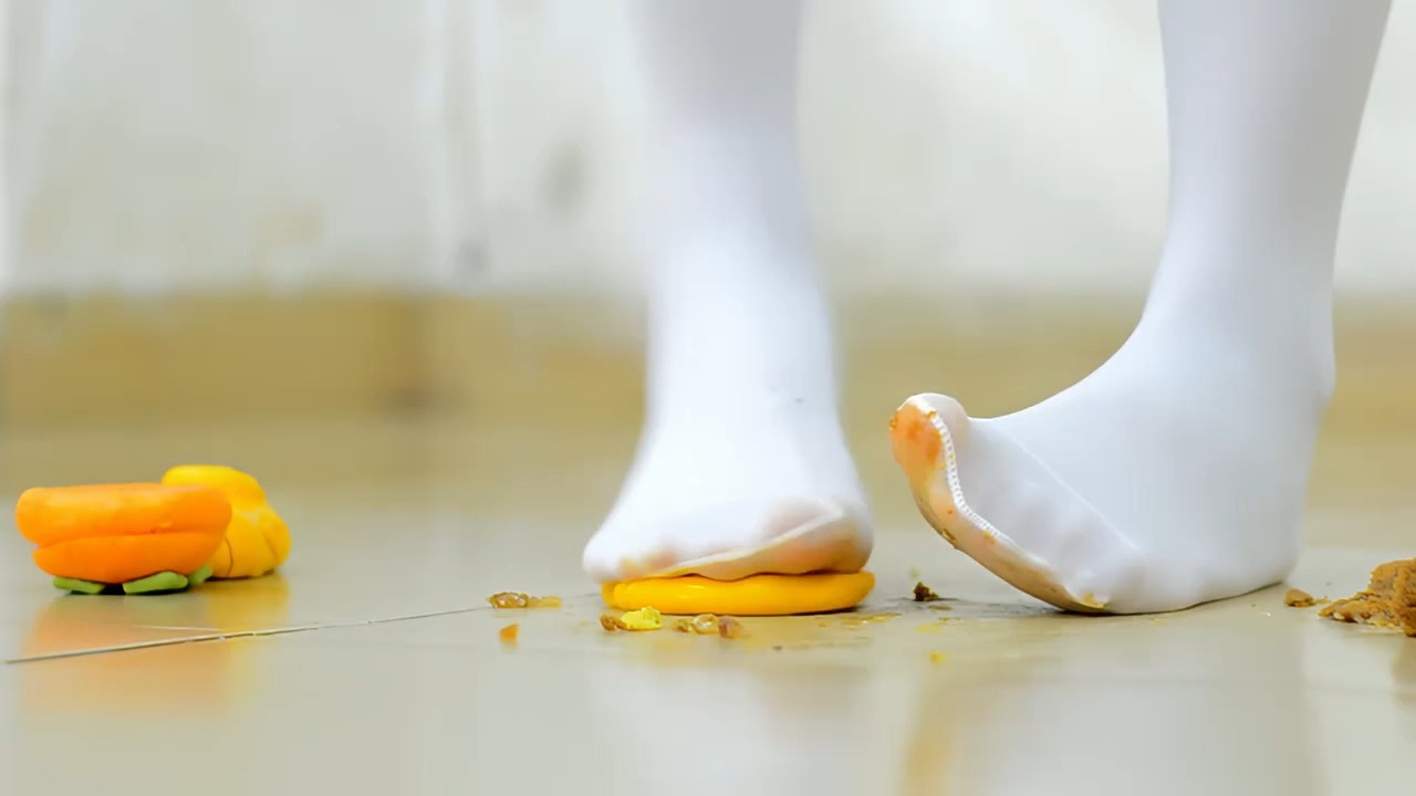 穿白袜踩过期包子解压