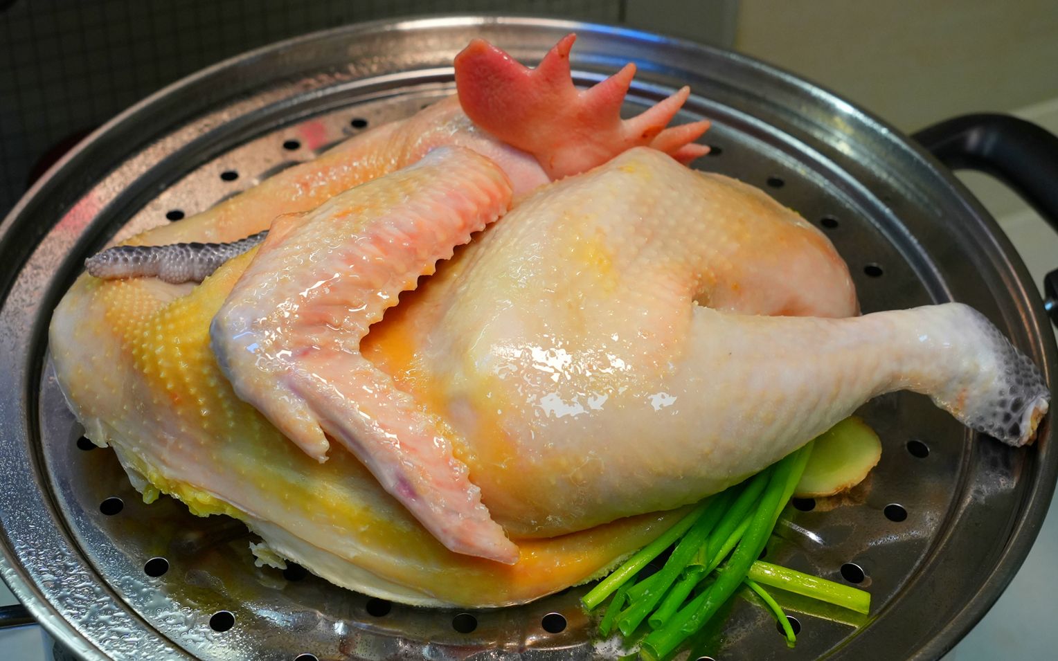 广东隔水蒸鸡的正确做法,皮滑肉嫩又多汁,比白切鸡还好吃