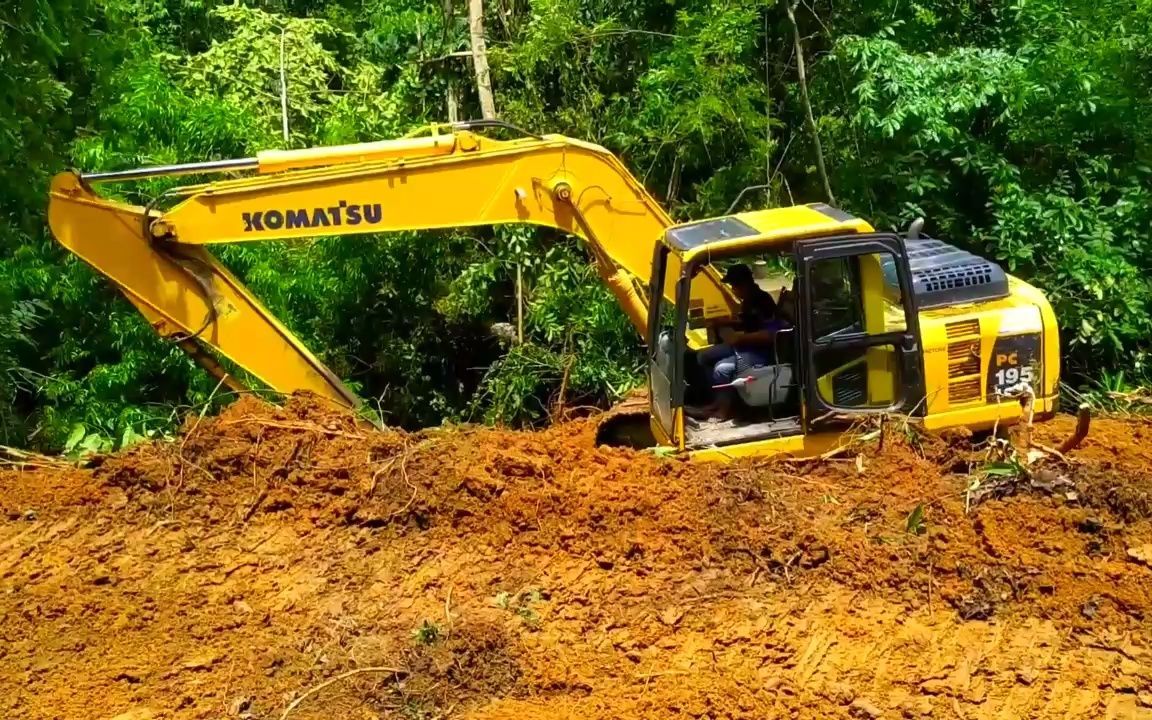 科技改变世界,这句话果然是真的,挖机就在山上挖了一条通天路