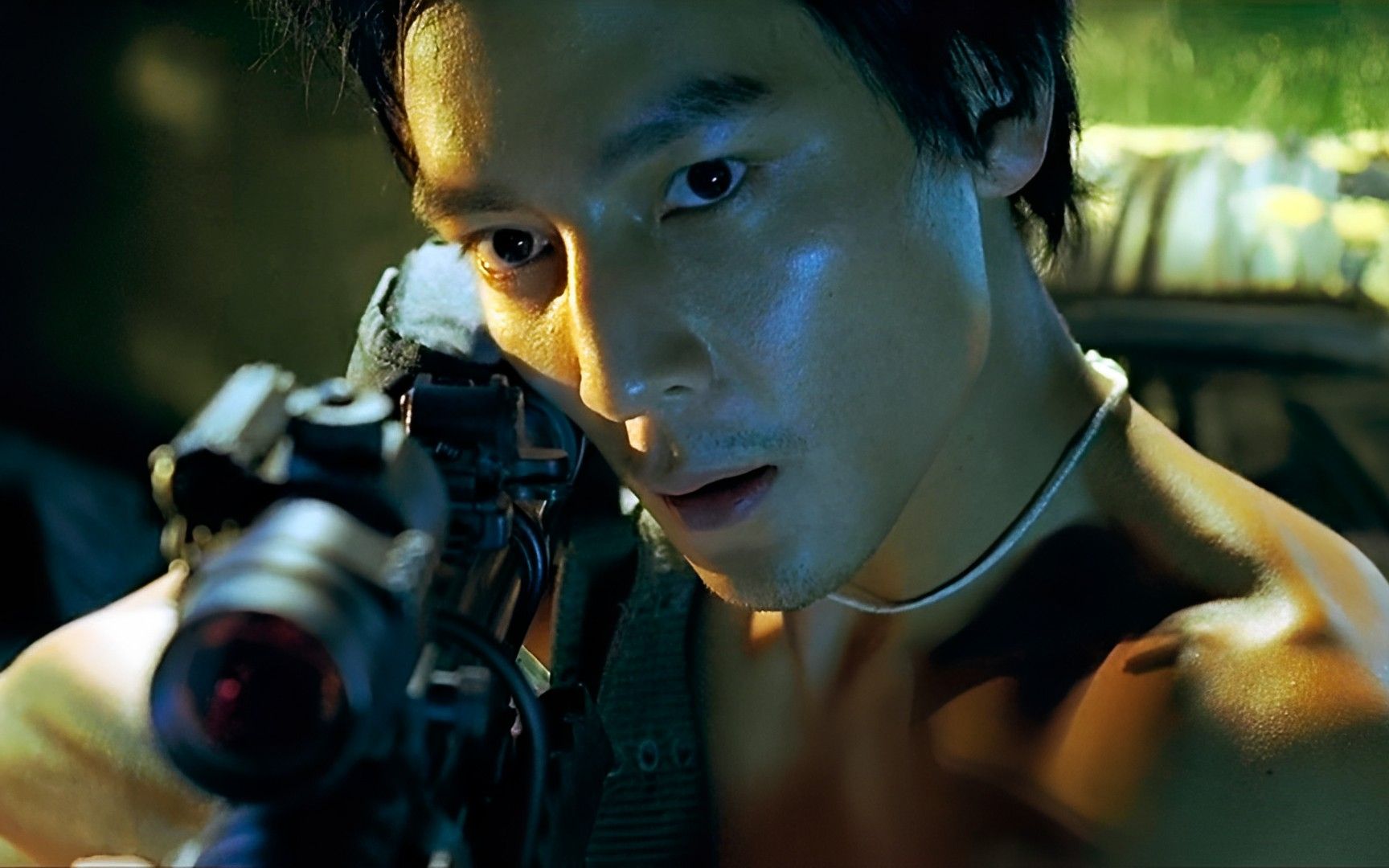 "吴彦祖"化身冷血杀手,用警车练习枪法,一枪一个有如宰小鸡