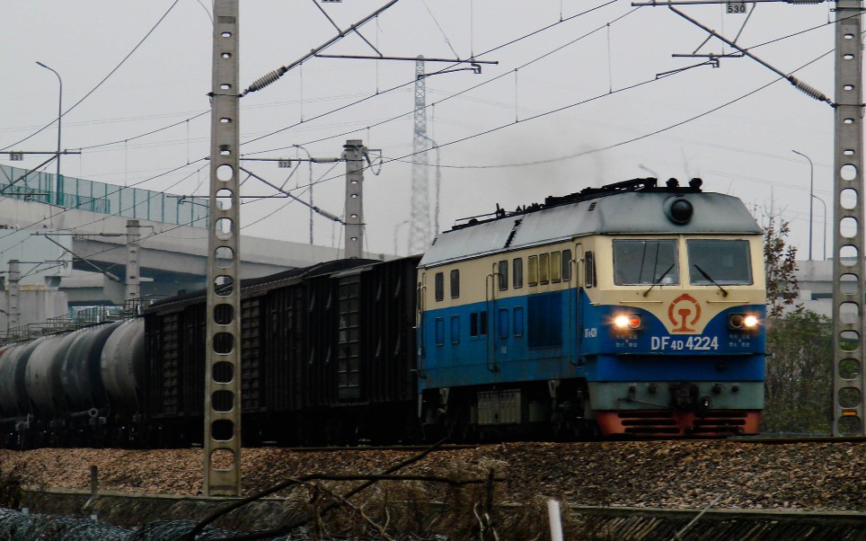 18萧甬铁路』【梅墅村北侧】df4d4224牵引货列